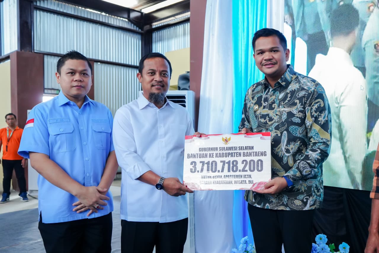 Gubernur Sulsel Serahkan Bantuan Bibit, Green House hingga Kapal Nelayan untuk Warga Bantaeng