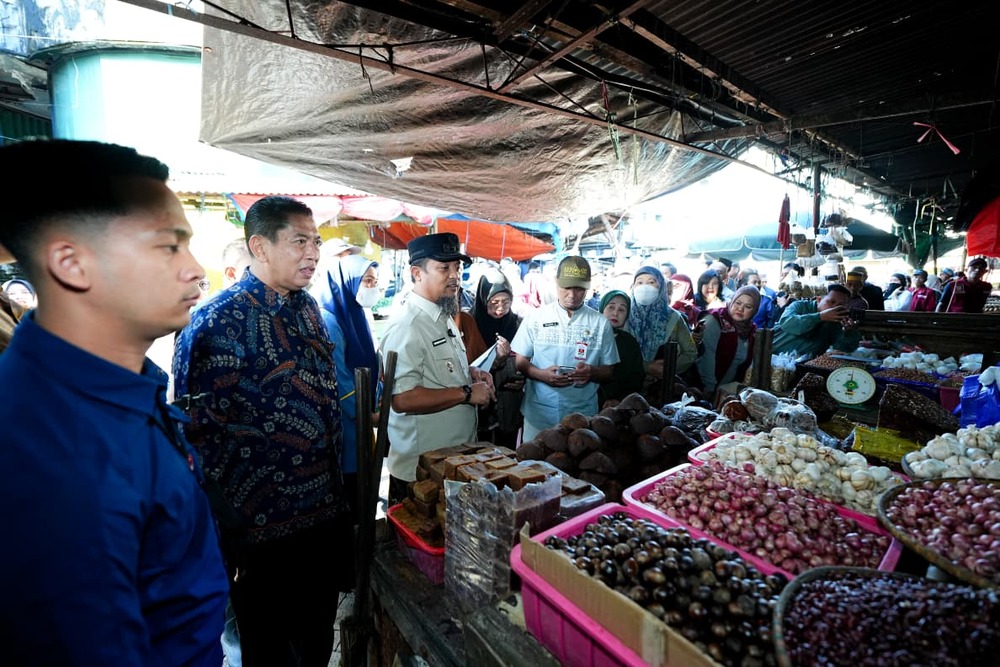 Sidak Pasar Bersama Forkopimda, Gubernur Sulsel: Harga Sembako Relatif Terkendali