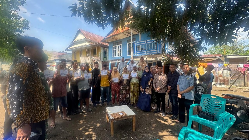 Gubernur Sulsel Salurkan Bantuan bagi 9 Rumah Korban Angin Puting Beliung di Takalar