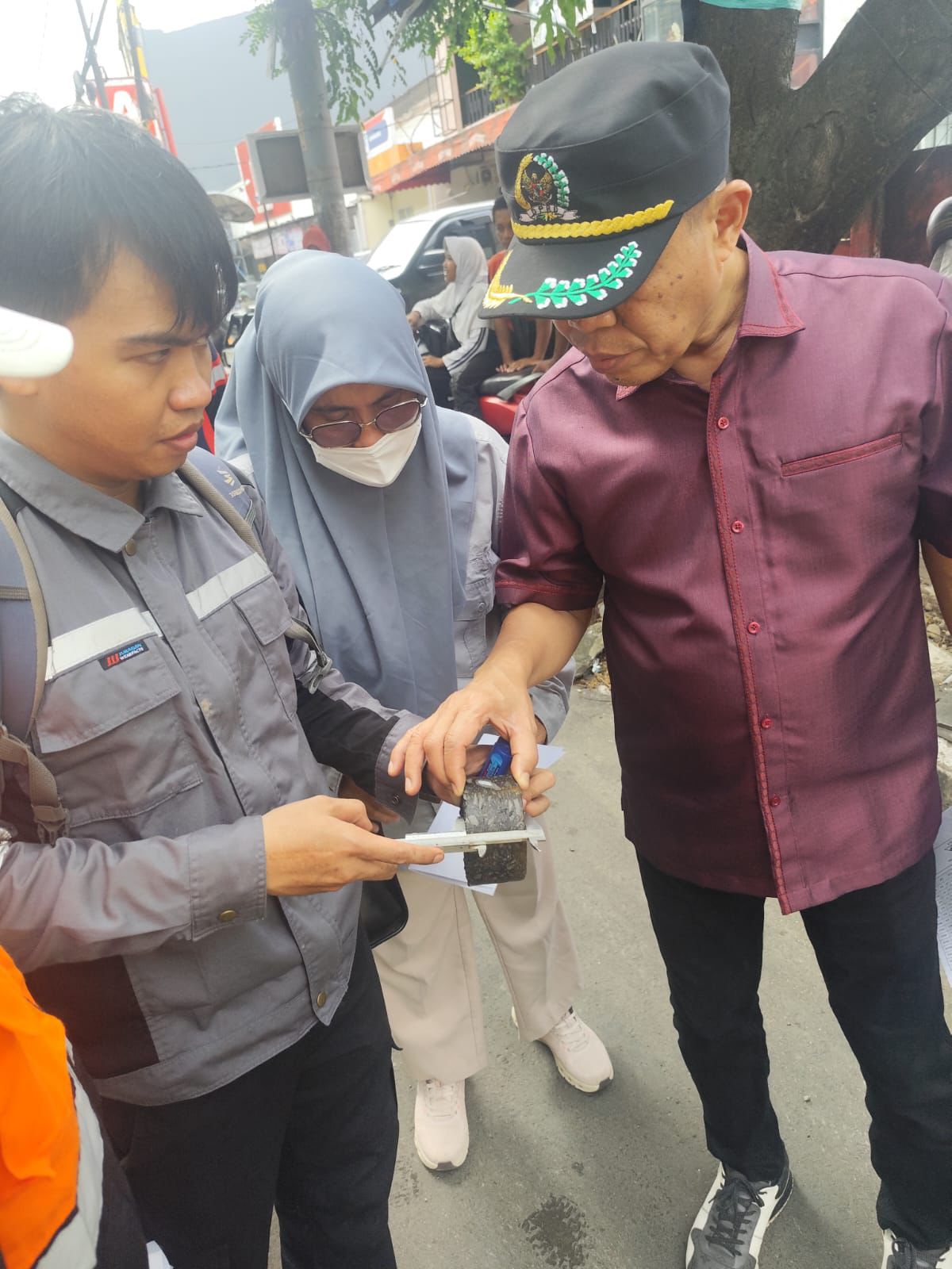 Uji Ketebalan Aspal Jalan Hertasning Penuhi Standar Teknis