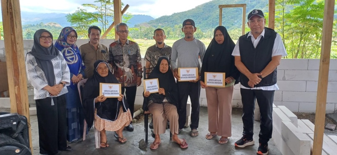 Gubernur Sulsel Salurkan Bantuan Kebencanaan untuk Korban Kebakaran di Bua Luwu