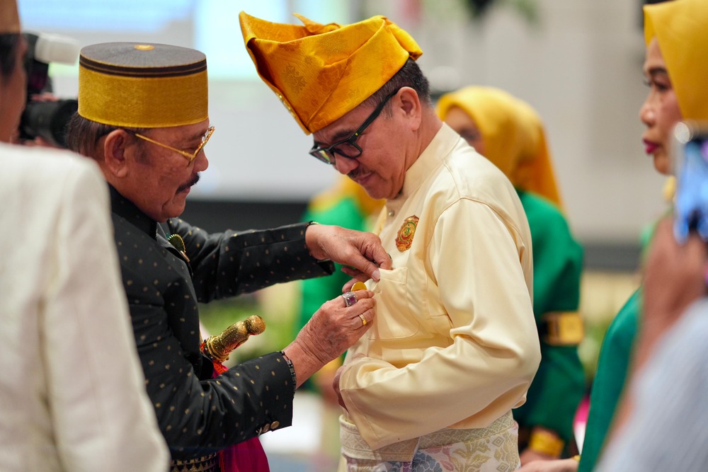 Jufri Rahman Terima Penyematan Kehormatan di HUT Majelis Keturunan To Manurung, Perkuat Pelestarian Budaya