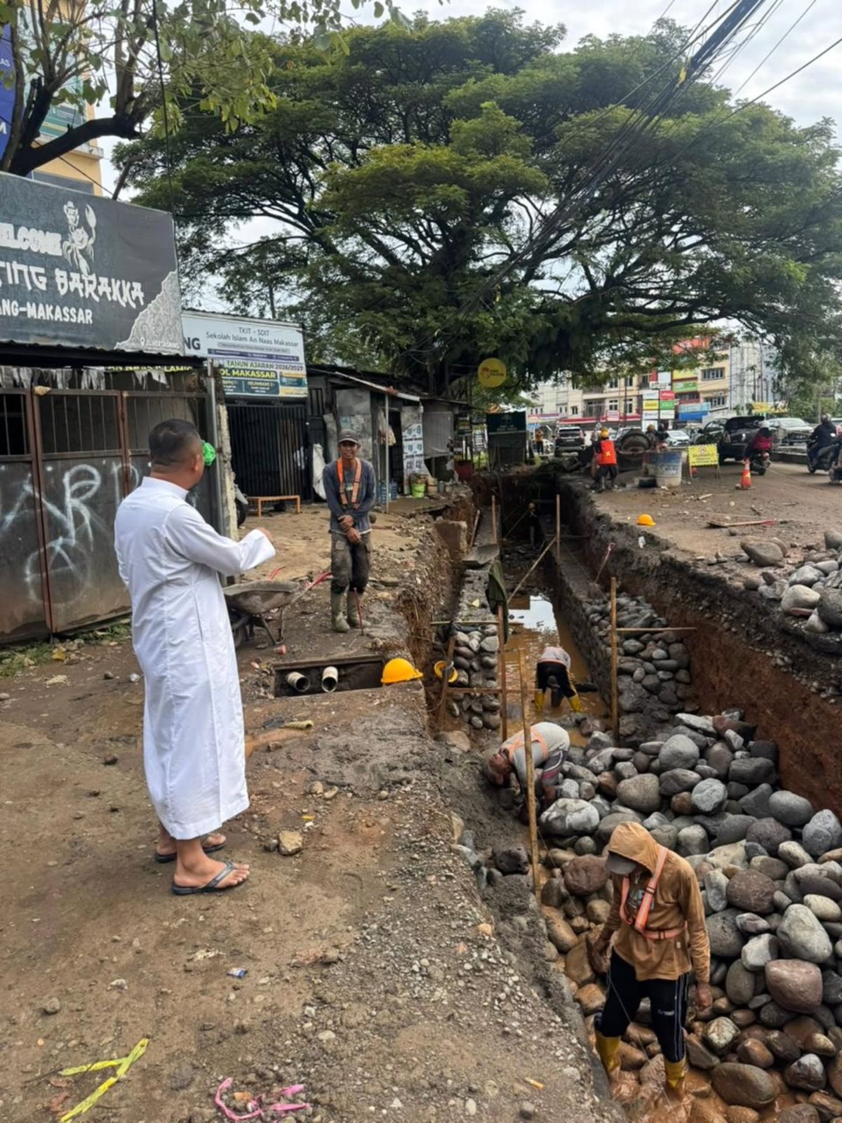 Gubernur Sulsel Tinjau Progres Jalan Hertasning, Drainase Diperbesar untuk Atasi Genangan