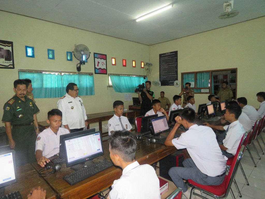 Sekprov Sulsel Meninjau UN di SMA Sederajat di Kab Pinrang