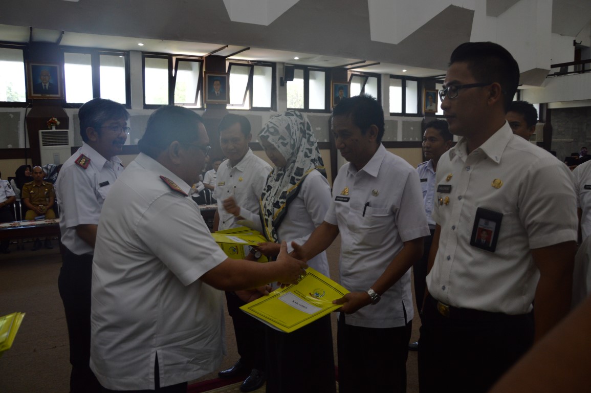 Penyerahan Surat Keputusan Pengangkatan CPNS Lulusan IPDN Angkatan XIII tahun 2016 