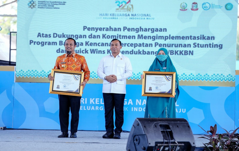 Gubernur dan Ketua TP PKK Sulsel Terima Penghargaan dan Dikukuhkan sebagai Ayah Bunda GenRe
