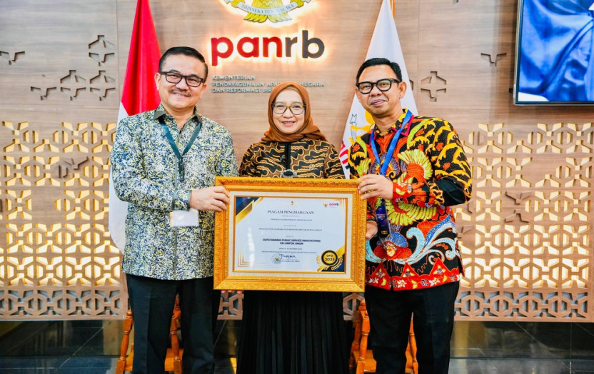 Sekda Sulsel Terima Penghargaan OPSI KemenPAN-RB, Pemprov Sulsel Unggul Bidang Pelestarian Lingkungan Laut