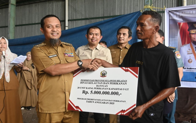 Tingkatkan Produktivitas Perikanan, Gubernur Sulsel Serahkan 20 Unit Kapal 5 GT untuk Nelayan