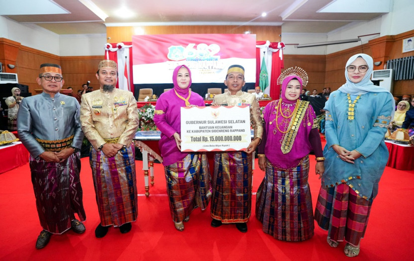 Setelah MYP Rp300 Miliar, di Peringatan 682 Tahun Sidrap Gubernur Serahkan Bantuan Keuangan Rp15 Miliar