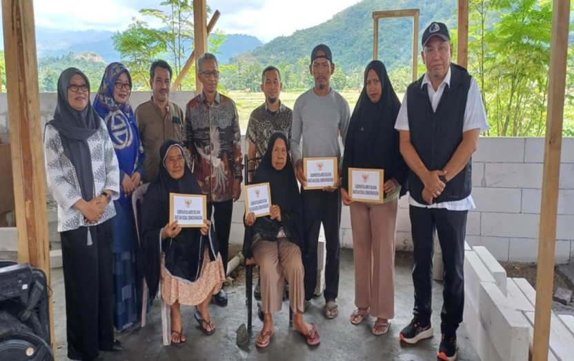 Gubernur Sulsel Salurkan Bantuan Kebencanaan untuk Korban Kebakaran di Bua Luwu