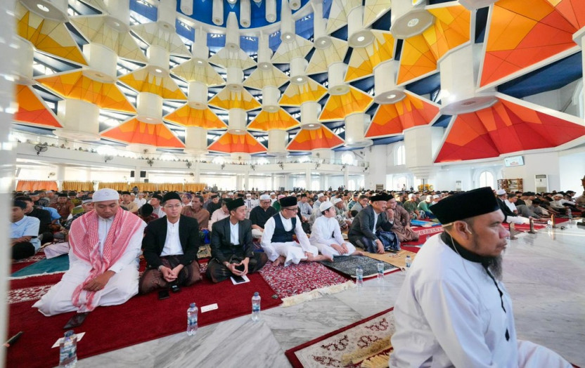 Puluhan Ribu Masyarakat Sulsel Salat Ied di Masjid Kubah 99 Asmaul Husna