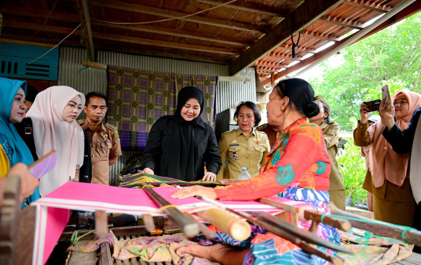 Wagub Fatmawati Dorong UMKM Tenun Emas Sidrap Naik Kelas, Bidik Pasar Lebih Luas
